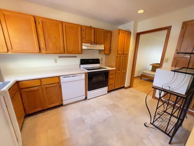 Building Photo - Lovely, updated 2br in Weatherhill. Great location & Carrboro charm!