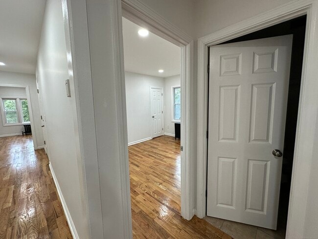 Building Photo - 483 Edgewood St