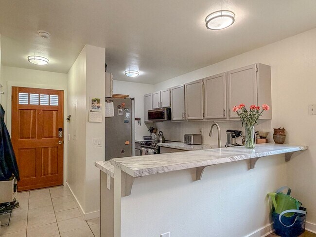 Foto del edificio - 2 bed/2.5 bath Townhome with Bonus Loft Space in North Seattle, $2,800/mo.