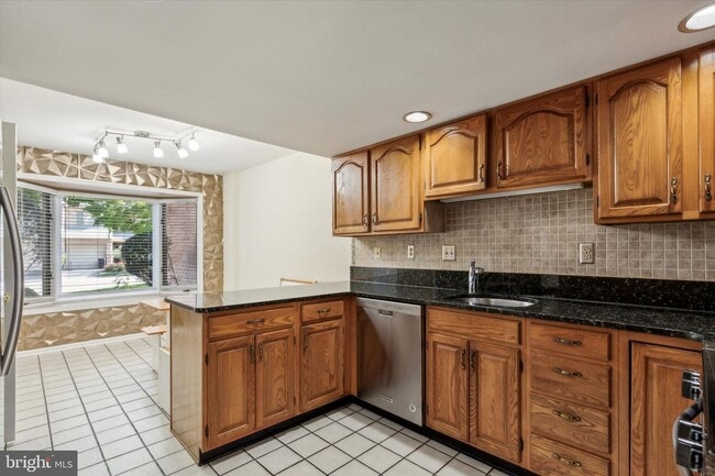 Building Photo - 75 Militia Hill Dr