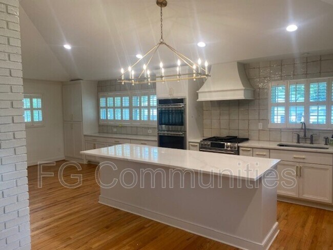 Building Photo - 206 Sunshine Way