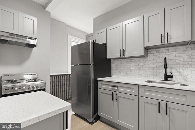 Building Photo - 216 Collingdale Ave