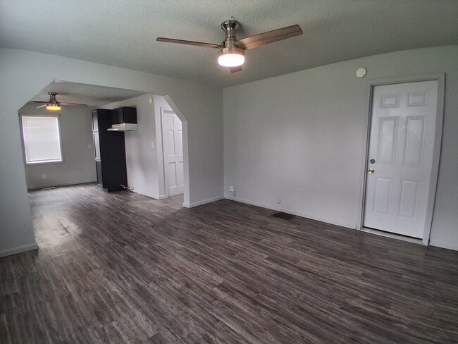 Building Photo - 320 Vermilion St
