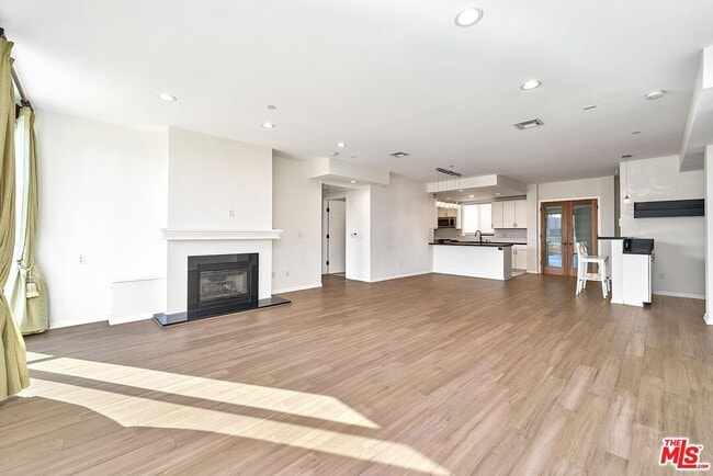 Foto del edificio - 871 Crenshaw Blvd