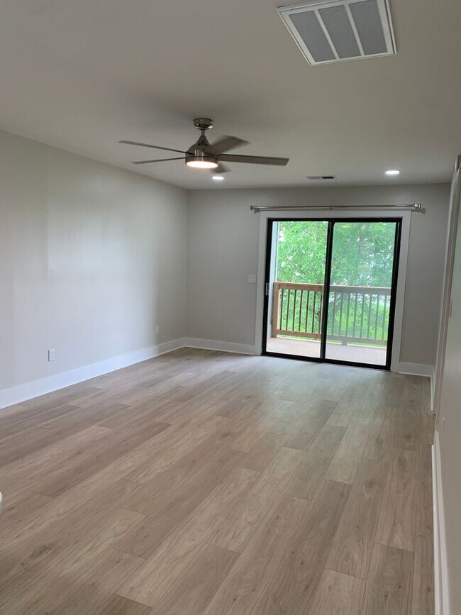 Building Photo - Completely Renovated 2 Bedroom 2 Bath Park Place Condo