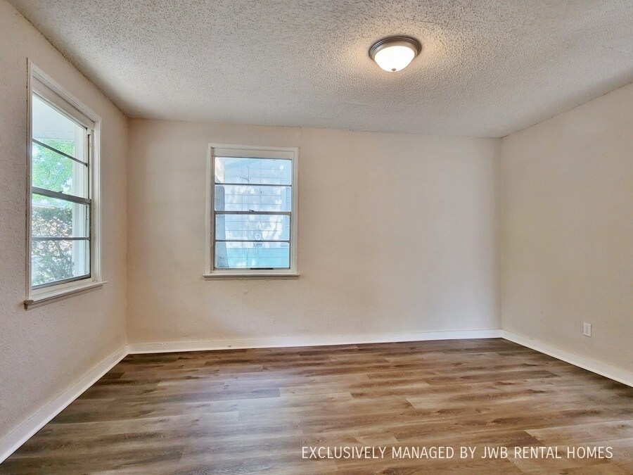 Building Photo - 1555 W 5th St