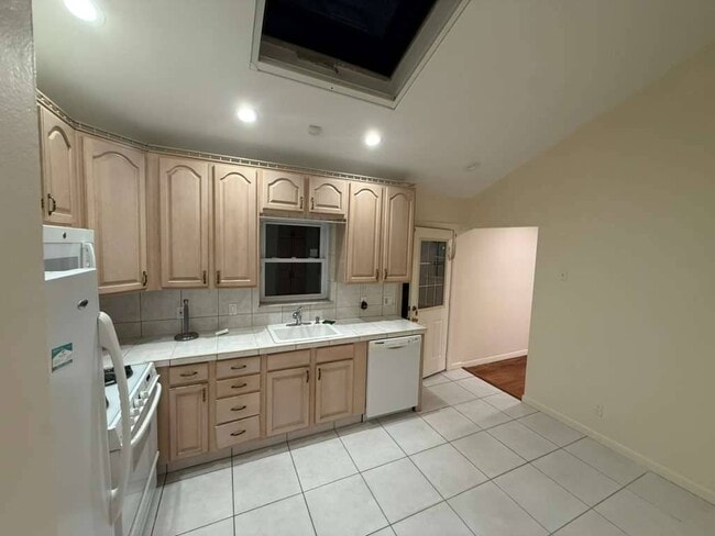 Building Photo - 67-06 171st St