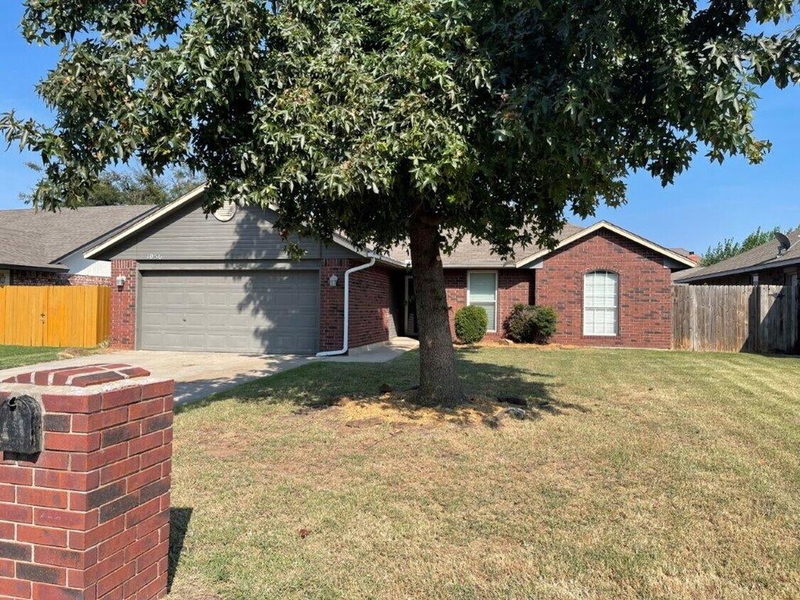 Building Photo - Brand new Luxury vinyl Plank in living and dining, new paint, 3 bed 2 bath 2 car in Mustang Schools!