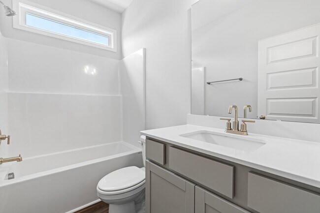 Foto del edificio - 3 Bedroom Triplex in Smithfield!