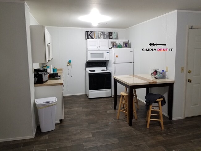 Building Photo - 1 Bedroom Downtown Roland, Private Entrance