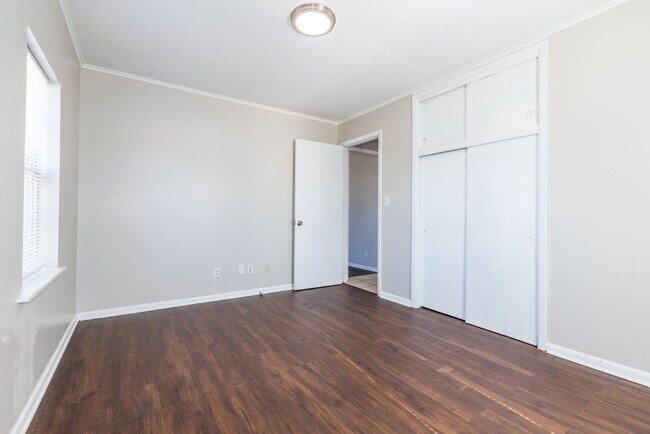 Foto del edificio - Updated Charmer! Available Now!!