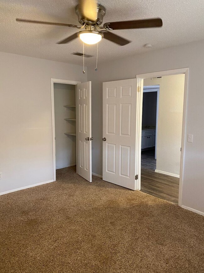 Building Photo - Spacious 4 Bedroom, 2 Bathroom over 1700 sqft. Duplex in Westridge!