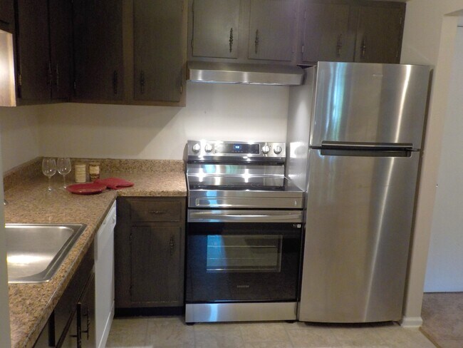 Cocina moderna - 2109 Cedar Run Dr