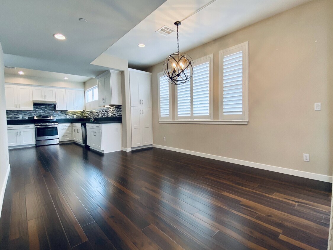 Dining area - 2070 Maple Ave