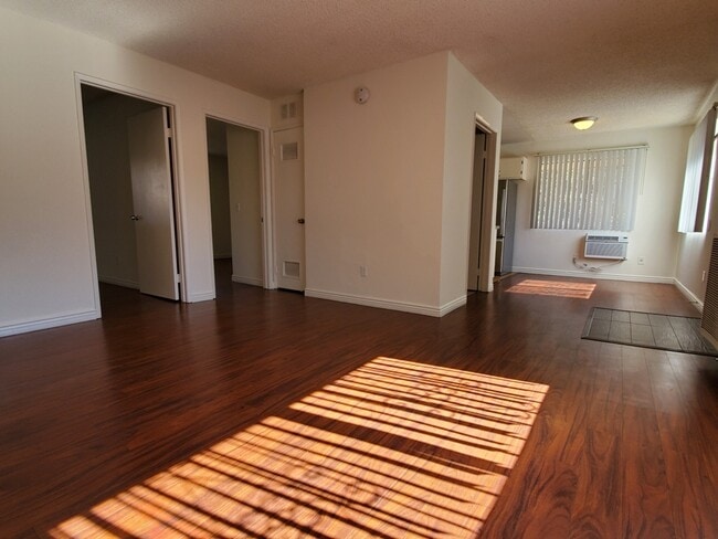 Living Room/Dining Nook - 346 S Wilton Pl
