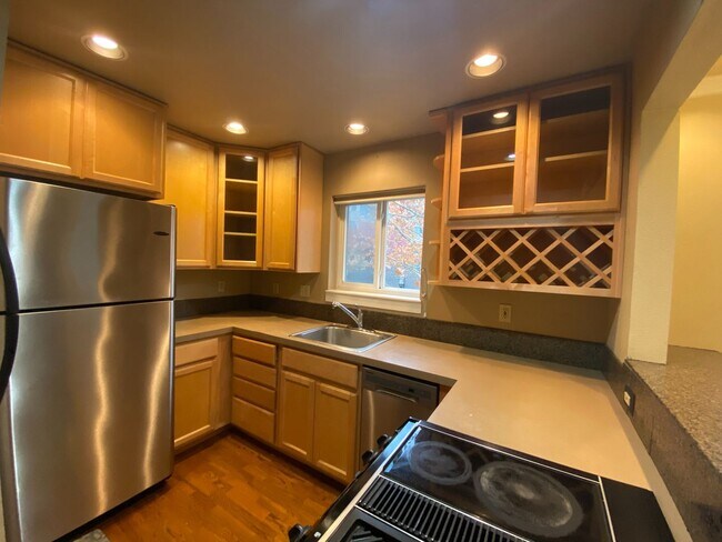 Building Photo - Beautiful Johns Landing Unit