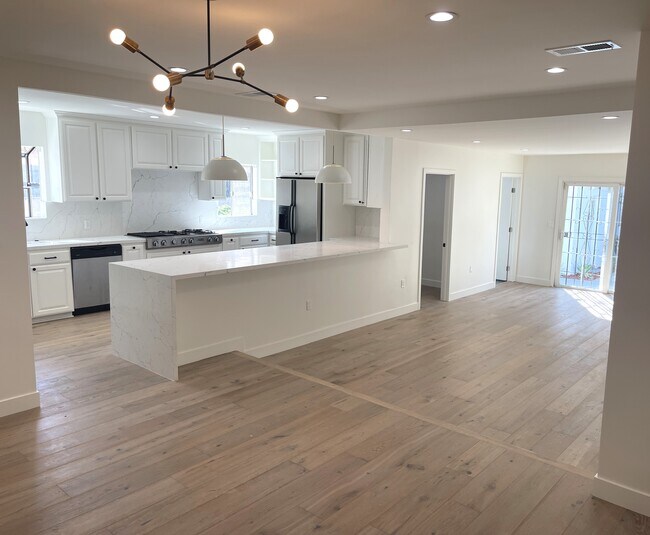 Building Photo - 5780 Bowesfield St