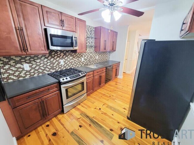 Foto del edificio - 3 bedroom house in Port Richmond