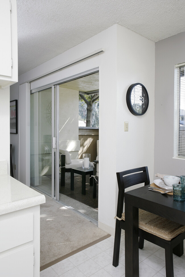 Dining Area - eaves Union City