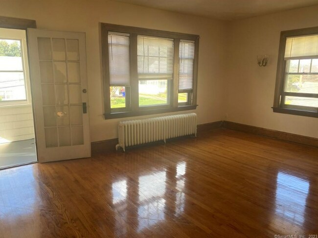 Building Photo - 35 Woodmere Rd