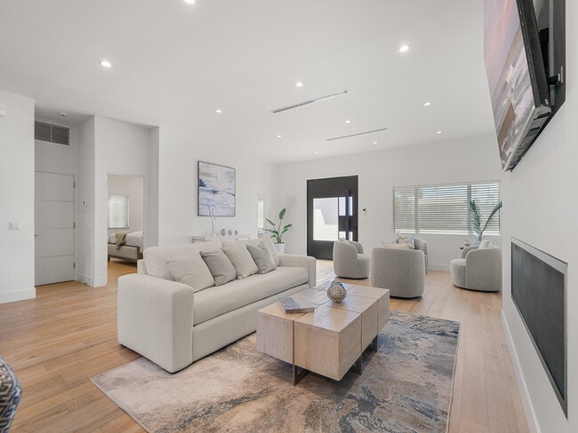 Foto del edificio - 4386 Newport Ave