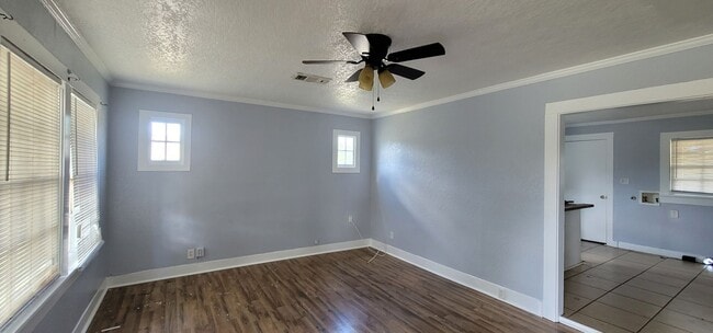 Building Photo - Down the Street from Sam Houston Park!