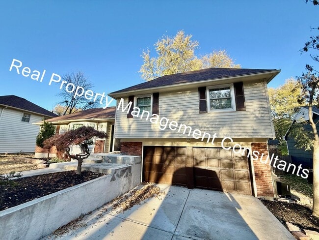 Building Photo - Stylish Split-Level Living in Overland Park  – Pet-Friendly