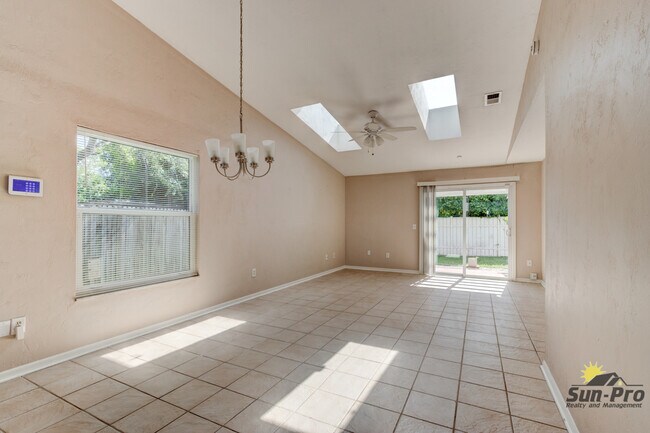 Foto del edificio - 1126 Hermitage Ct