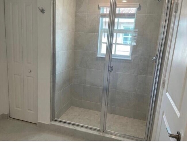 Foto del edificio - 6737 Broadwater Ln