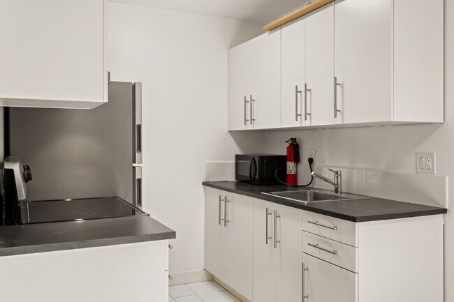 Foto del edificio - Secluded Rockridge 2BD | Parking Included | Near BART, Shops & Dining