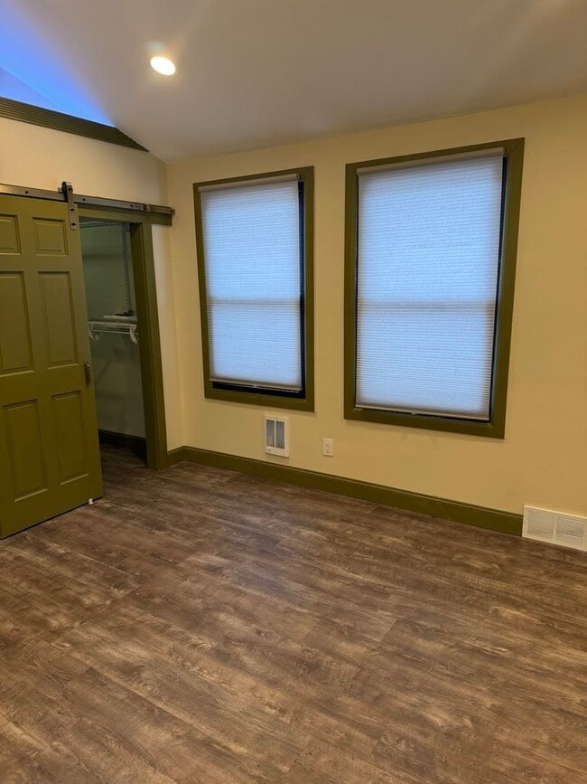 Building Photo - Flying Hills Townhouse