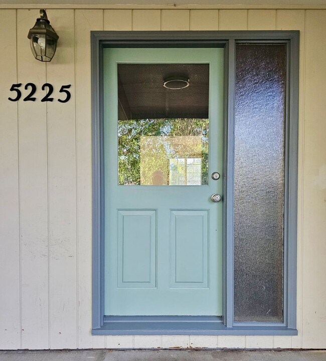 Building Photo - Mid-Century Classic House in Reedwood Neig...