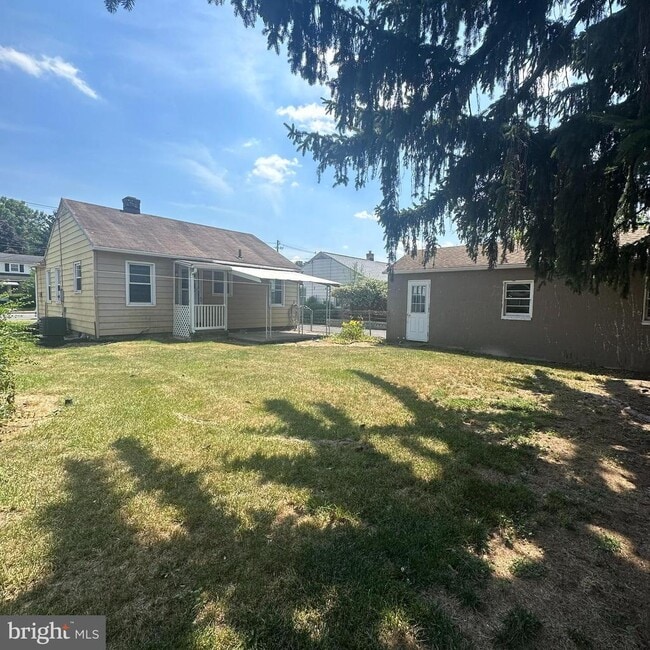 Building Photo - 1061 S Coldbrook Ave