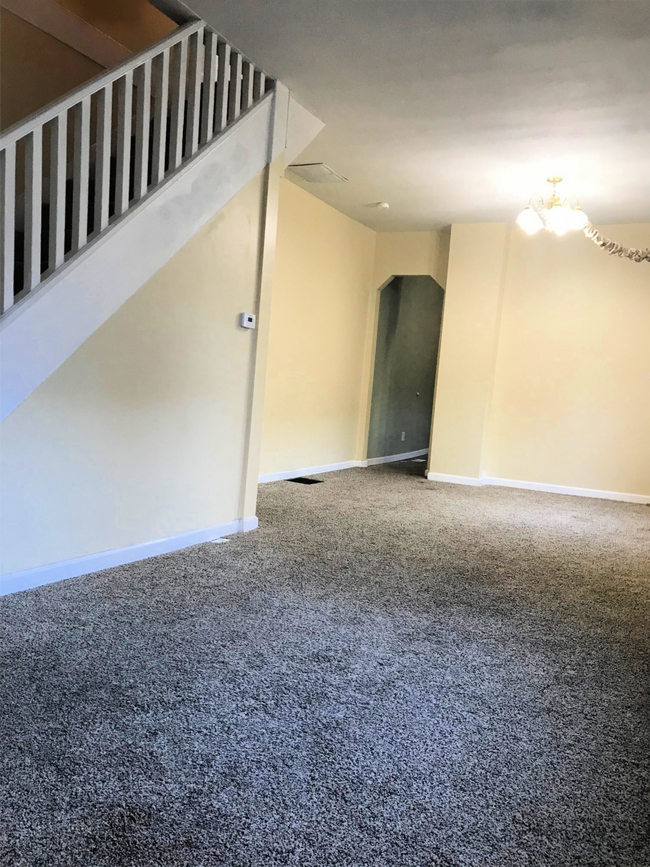 La sala de estar/comedor - 309 N 4th St