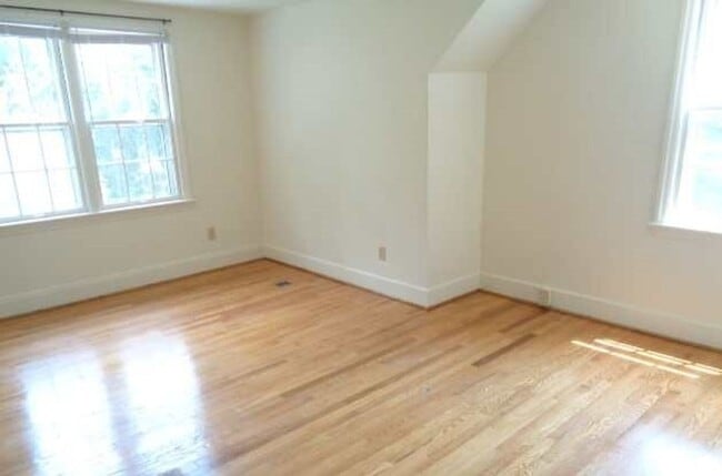Building Photo - 3 Bedroom 2 Bath Duplex