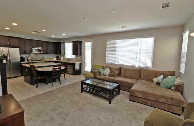 Living room - 719 Huron Dr