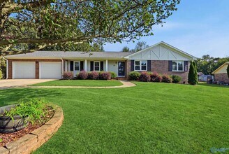 Building Photo - 910 Lark Cir