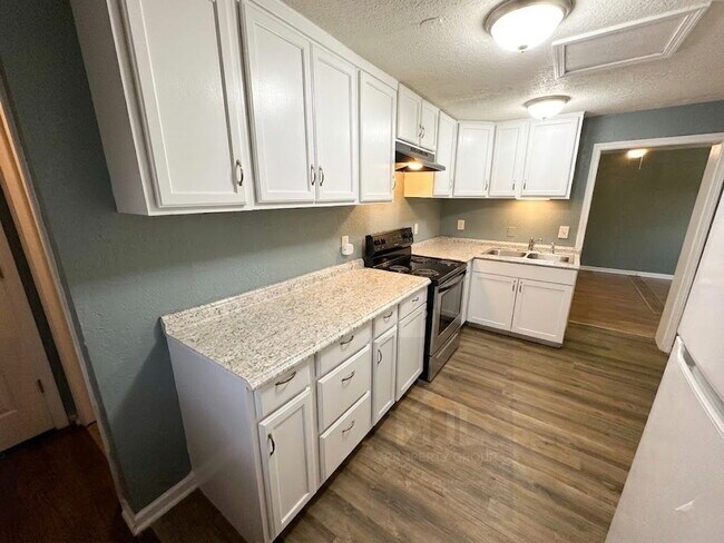 Foto del edificio - Spacious 3 Bedroom / 1 Bath Apartment in Sugar Creek *Ready Now*