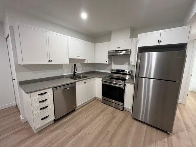 Kitchen - 7567 196A St
