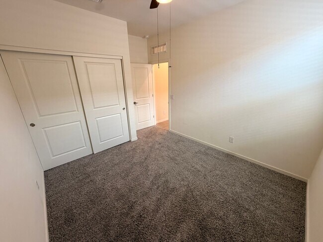 Foto del edificio - Newer 4 Bed / 3 bath Single Level home with Den