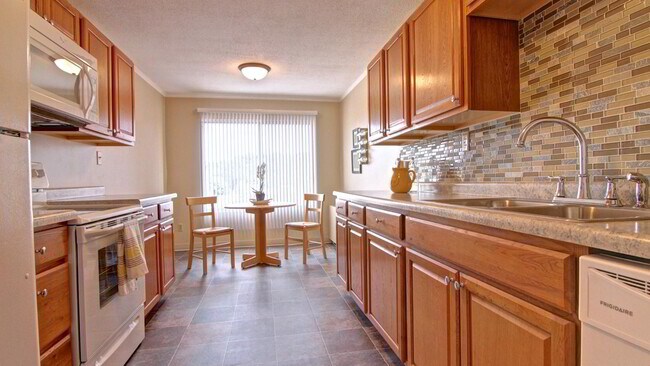 Building Photo - 600 Graham Ave