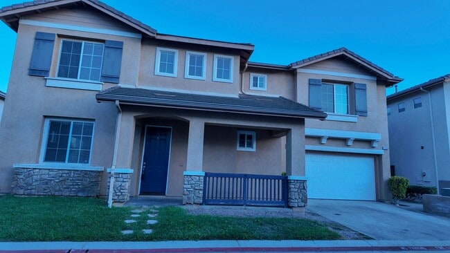 Building Photo - Beautiful 4-Bedrooms Home - Across from La...
