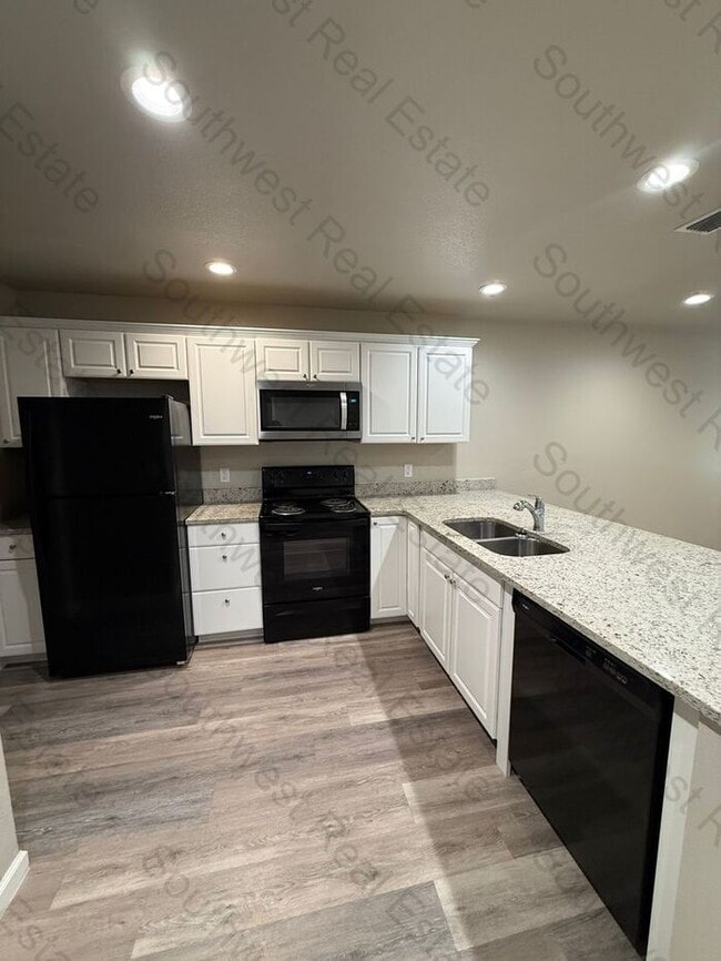 Building Photo - Brand New Duplex!