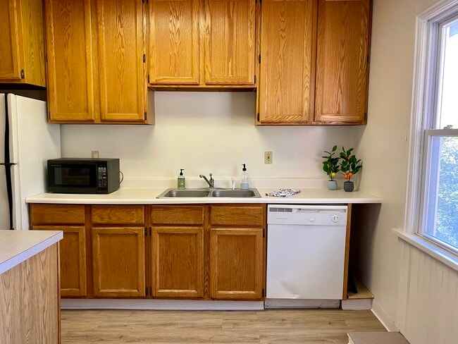 Kitchen - 614 University Ave