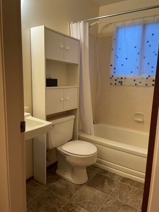 Building Photo - 2 Bed 1 Bath Unit in Carstairs, AB