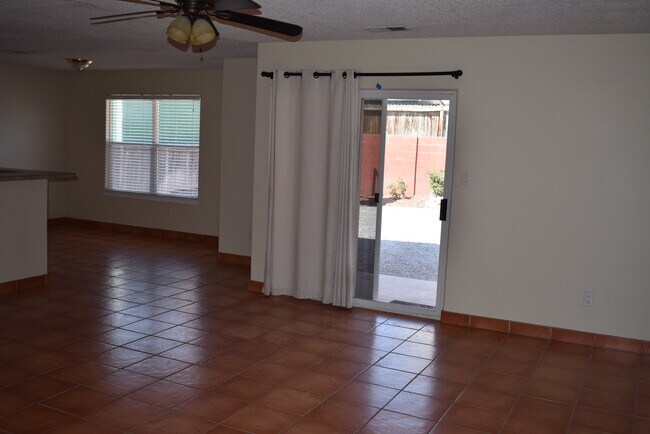 Foto del edificio - 2435 Red Polard Ct NW