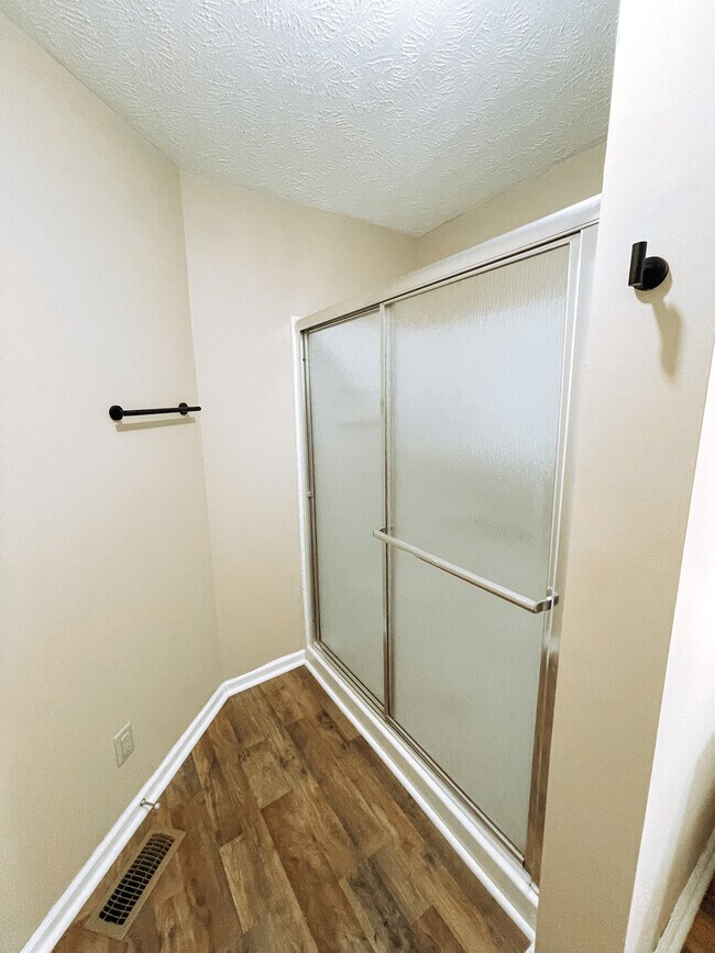 Hallway Bathroom - 6800 Beaverstone Dr