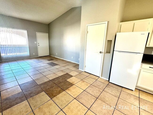 Building Photo - 465 W Ivyglen St