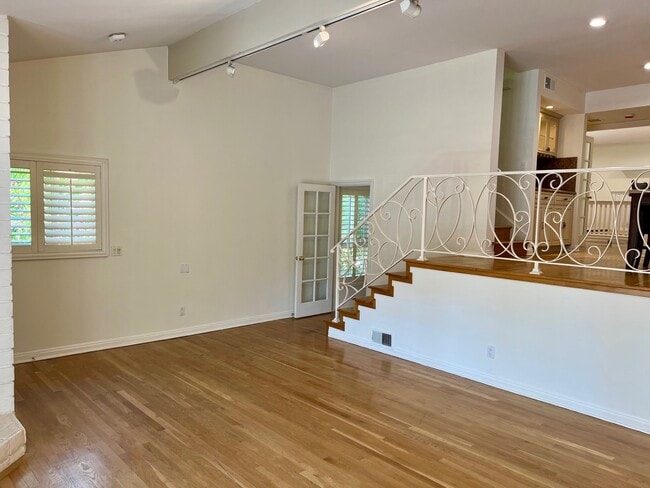 Building Photo - 1586 Palisades Dr