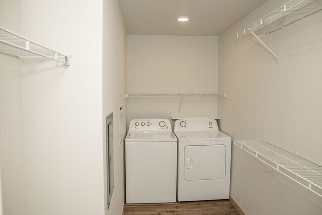 Building Photo - 3950 Sunnyside Dr W